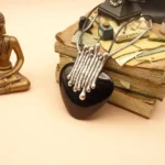 Collier tendance chaîne couleur argent et cordon cuir, un bijou pour elle
