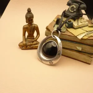Bijou collier style ethnique métal couleur argent et émail noir