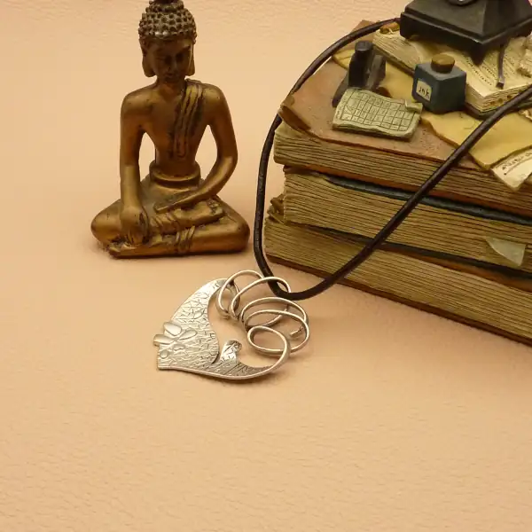 Bijou collier style ethnique métal argenté sur cordon cuir