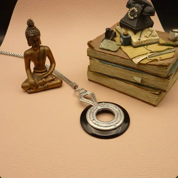 Bijou pendentif style bohème sur chaîne en métal argenté vieilli