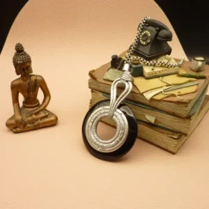 Bijou pendentif style bohème sur chaîne en métal argenté vieilli