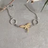 Bracelet libellule en acier inoxydable bicolore orné de strass