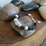 Bijou bracelet cordon en coton ciré et perles métal couleur argent vieilli