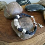 Bijou bracelet cordon en coton ciré et perles métal couleur argent vieilli