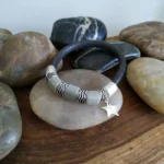 Bracelet élastique en cuir, perles grises et métal argenté gravé