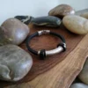 Bracelet style ethnique pierres noires et métal argenté sur cuir noir