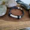 Bracelet style ethnique pierres noires et métal argenté sur cuir noir