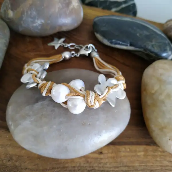 Bracelet cordon en coton ciré métal argenté et perles nacrées