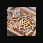 Collier en acier inoxydable avec un pendentif impressionnant serpent et nœud de Valknut couleurs or et argent