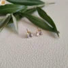 Boucles d'oreilles puces cœur pour femme en acier inoxydable couleur or orné d'un zircon blanc translucide