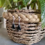 Boucles d'oreilles en forme de goutte d’eau de style moderne en Époxy noire montée sur du métal couleur argent brillant