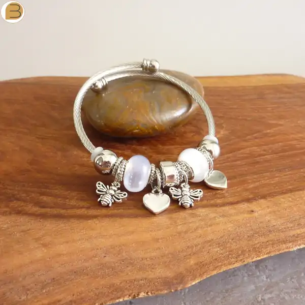 Bracelet acier avec breloques argentées cœur et abeilles et perles de verre