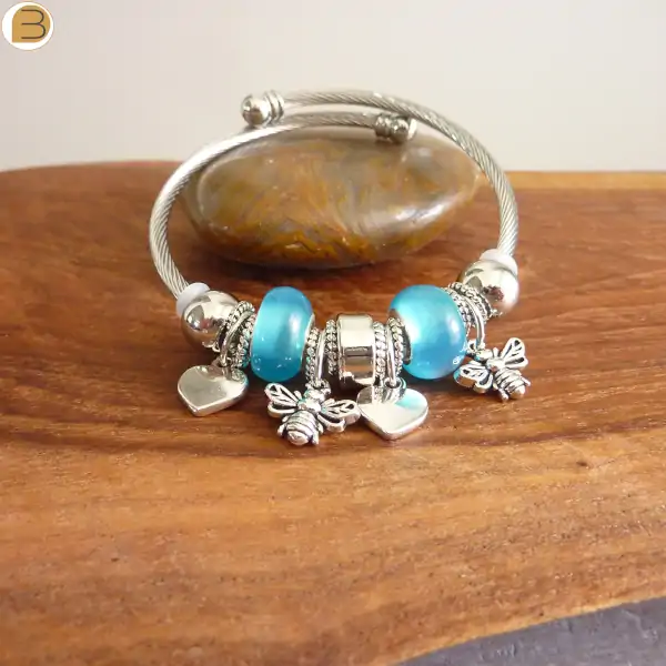 Bracelet acier avec breloques argentées cœur et abeilles et perles de verre bleues