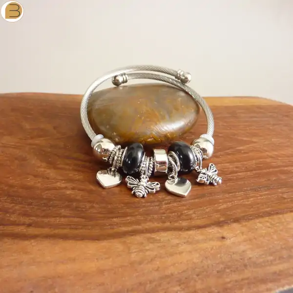 Bracelet acier avec breloques argentées cœur et abeilles et perles de verre noires