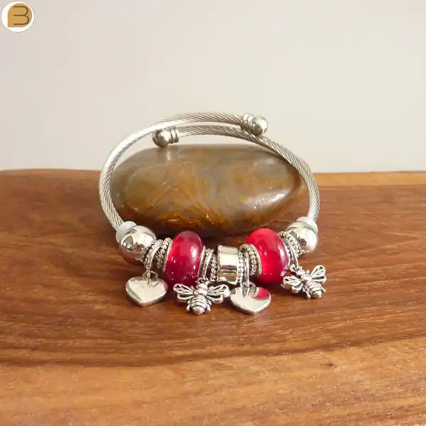 Bracelet acier avec breloques argentées cœur et abeilles et perles de verre rouge
