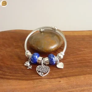 Bracelet acier avec breloques argentées cœur arbre de vie et fleur, perles céramique bleues
