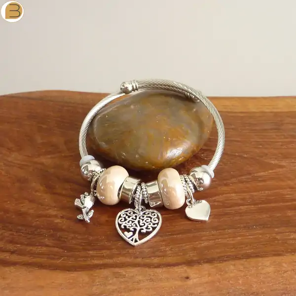 Bracelet acier avec breloques argentées cœur arbre de vie et fleur, perles céramique crème