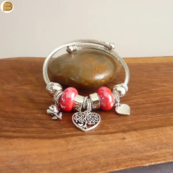 Bracelet acier avec breloques argentées cœur arbre de vie et fleur, perles céramique rouge