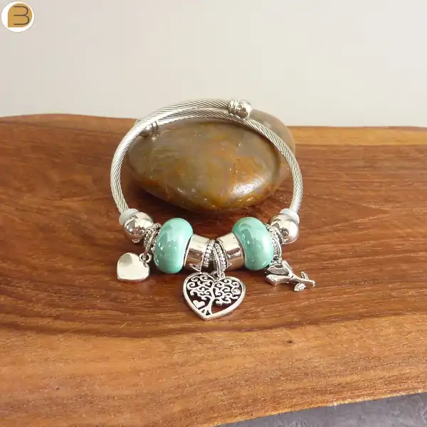 Bracelet acier avec breloques argentées cœur arbre de vie et fleur, perles céramique verte