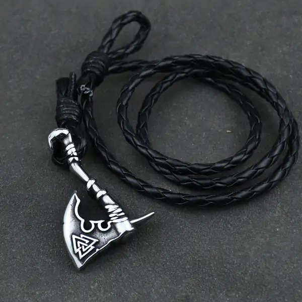 Bijou à porter en bracelet ou en collier avec pendentif hache en acier inoxydable