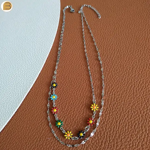 collier en acier inoxydable avec fleurs couleurs sur chaîne double.