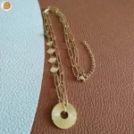 collier asymétrique acier doré pendentif cercle