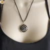 Pendentif équilibre en acier inoxydable 316L émail noir sur chaîne acier ou sur cordon ajustable