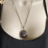 Pendentif équilibre en acier inoxydable 316L émail noir sur chaîne acier ou sur cordon ajustable