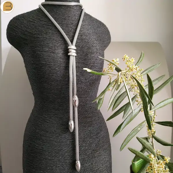 Collier long en acier chaine maille ronde perles olives acier argenté et zircons