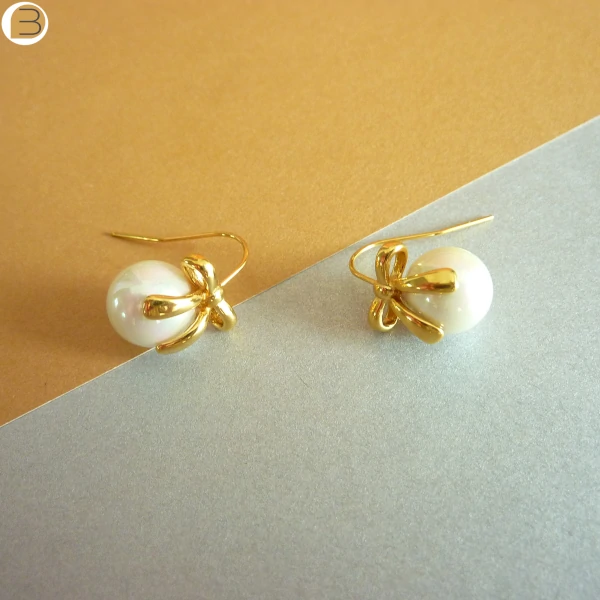 Boucles d'oreilles acier inoxydable doré perles de verre blanc nacré