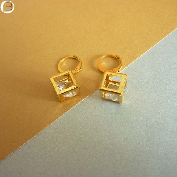 Boucle d'oreilles acier doré avec un superbe zircon dans un cube