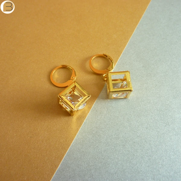Boucle d'oreilles acier doré avec un superbe zircon dans un cube