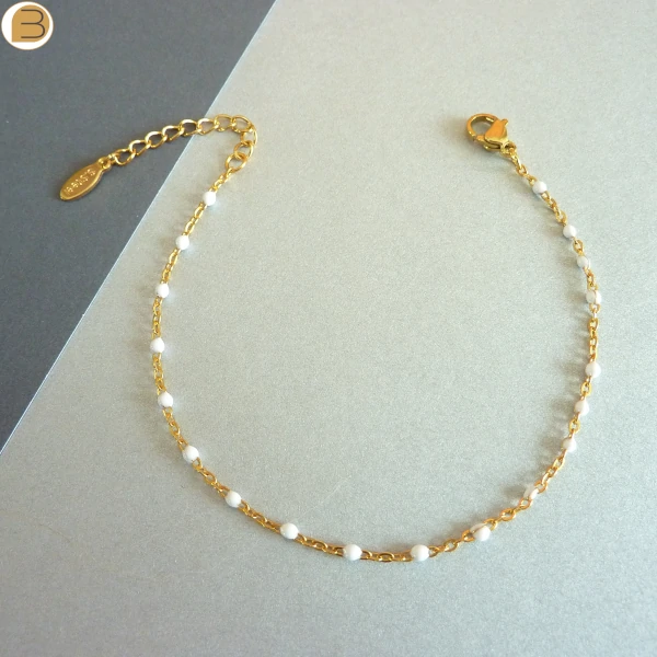 Bracelet en acier inoxydable doré pour femme avec ses fines perles blanches