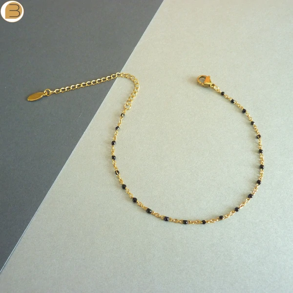 Bracelet en acier inoxydable doré pour femme avec ses fines perles noires