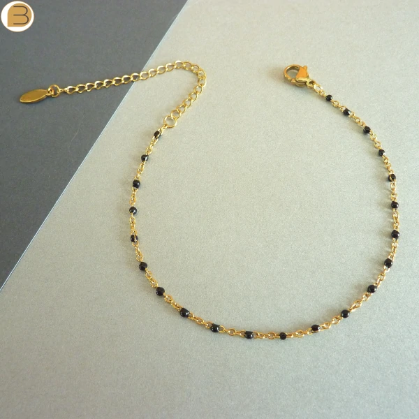 Bracelet en acier inoxydable doré pour femme avec ses fines perles noires