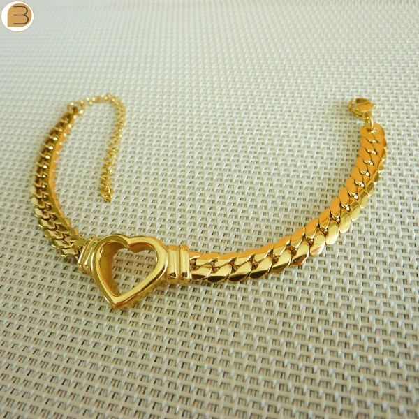 Bracelet en acier inoxydable doré pour femme avec un cœur