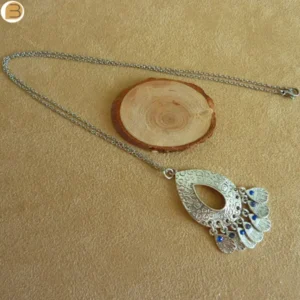 Ce pendentif mélange le style bohème et le style ethnique sur chaîne acier inoxydable