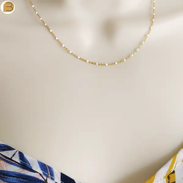 Collier ras de cou en acier inoxydable doré pour femme avec ses fines perles blanches