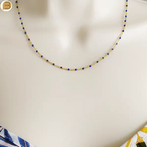 Collier en acier inoxydable doré pour femme avec ses fines perles bleu marine