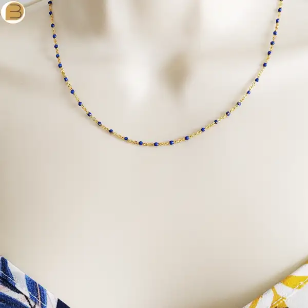 Collier en acier inoxydable doré pour femme avec ses fines perles bleu marine