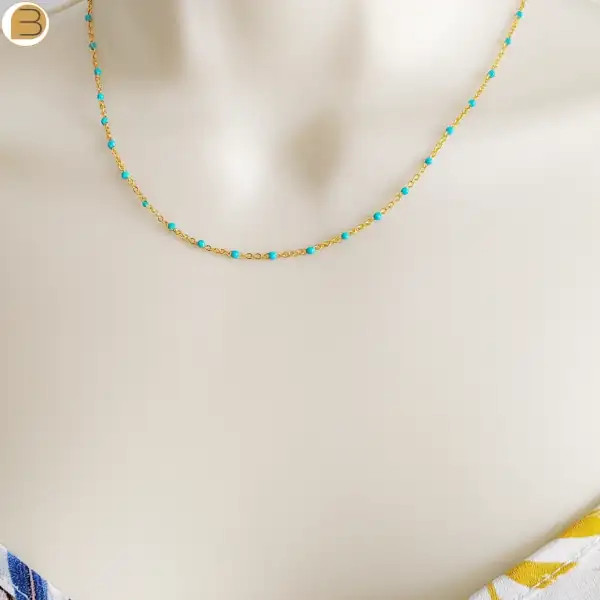 Collier ras de cou en acier inoxydable doré pour femme avec ses fines perles bleu turquoise