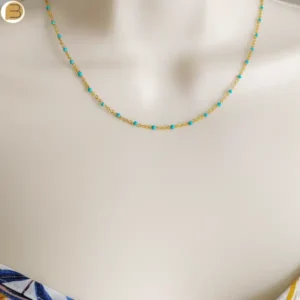 Collier ras de cou en acier inoxydable doré pour femme avec ses fines perles bleu turquoise
