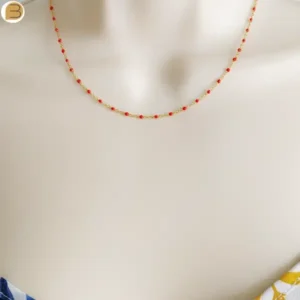 Collier ras de cou en acier inoxydable doré pour femme avec ses fines perles rouge