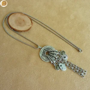 Collier bohème avec breloques et strass sur chaîne acier inoxydable