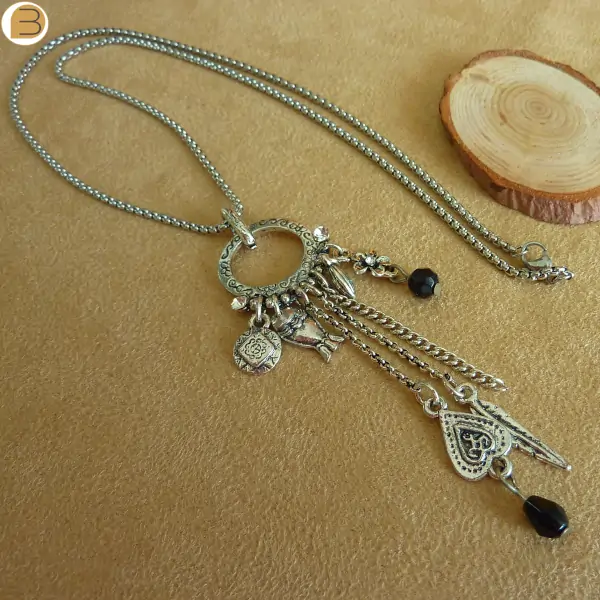 Original collier bohème avec breloques strass et perles noires sur chaîne acier inoxydable