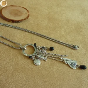 Original collier bohème avec breloques strass noirs et perles noires sur chaîne acier inoxydable