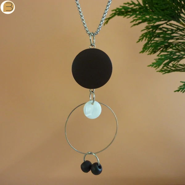 Collier chaine acier inoxydable pendentif bois véritable nacre et perles bois sur anneaux argenté