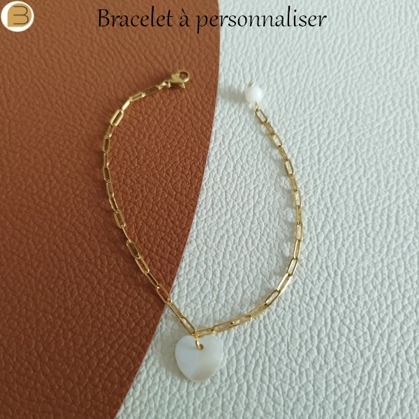 Bracelet personnalisable pour femme en acier doré ou argenté, pendentif nacre blanche, une création Bijoutissimo