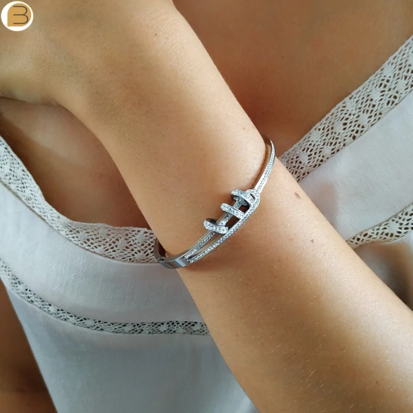 Bracelet en acier pour femme à ouverture charnière et clips de fermeture orné de zircons blancs