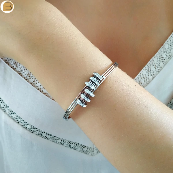 Bracelet en acier pour femme à ouverture charnière et clips orné de zircons blancs